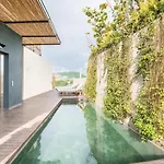 Sunny New Apt In The Old City