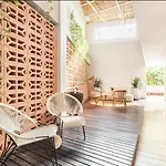 Sunny New Apt In The Old City