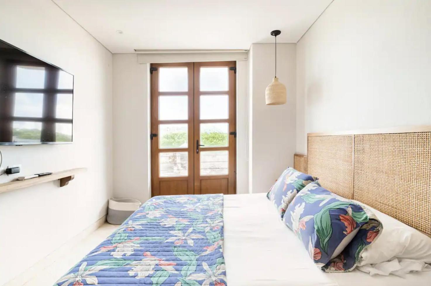 Sunny New In The Old Cartagena