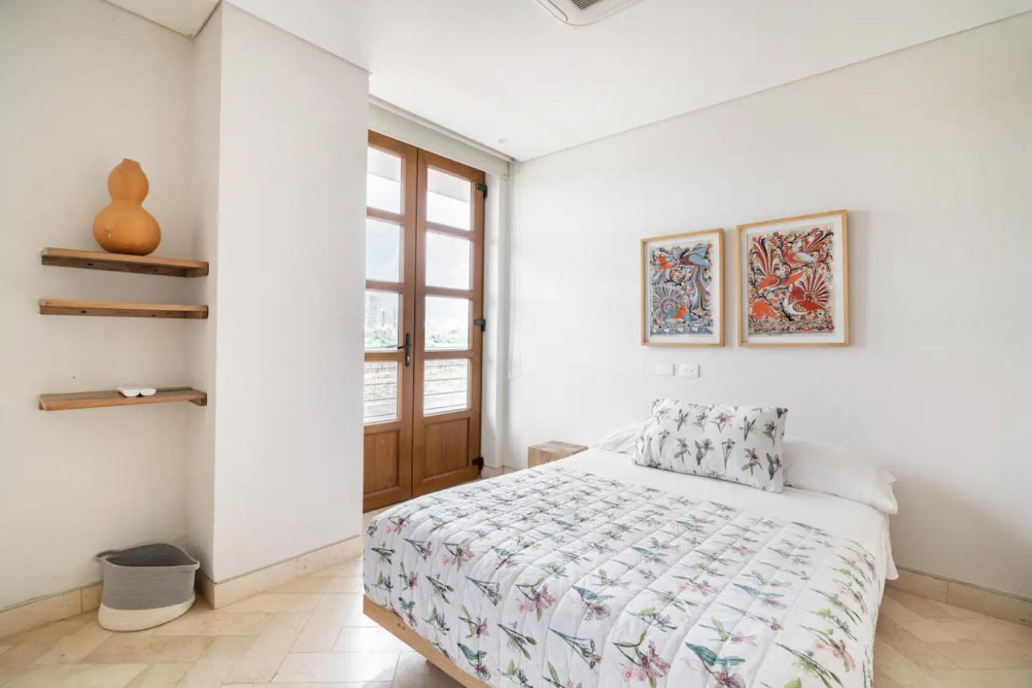 Sunny New In The Old Cartagena