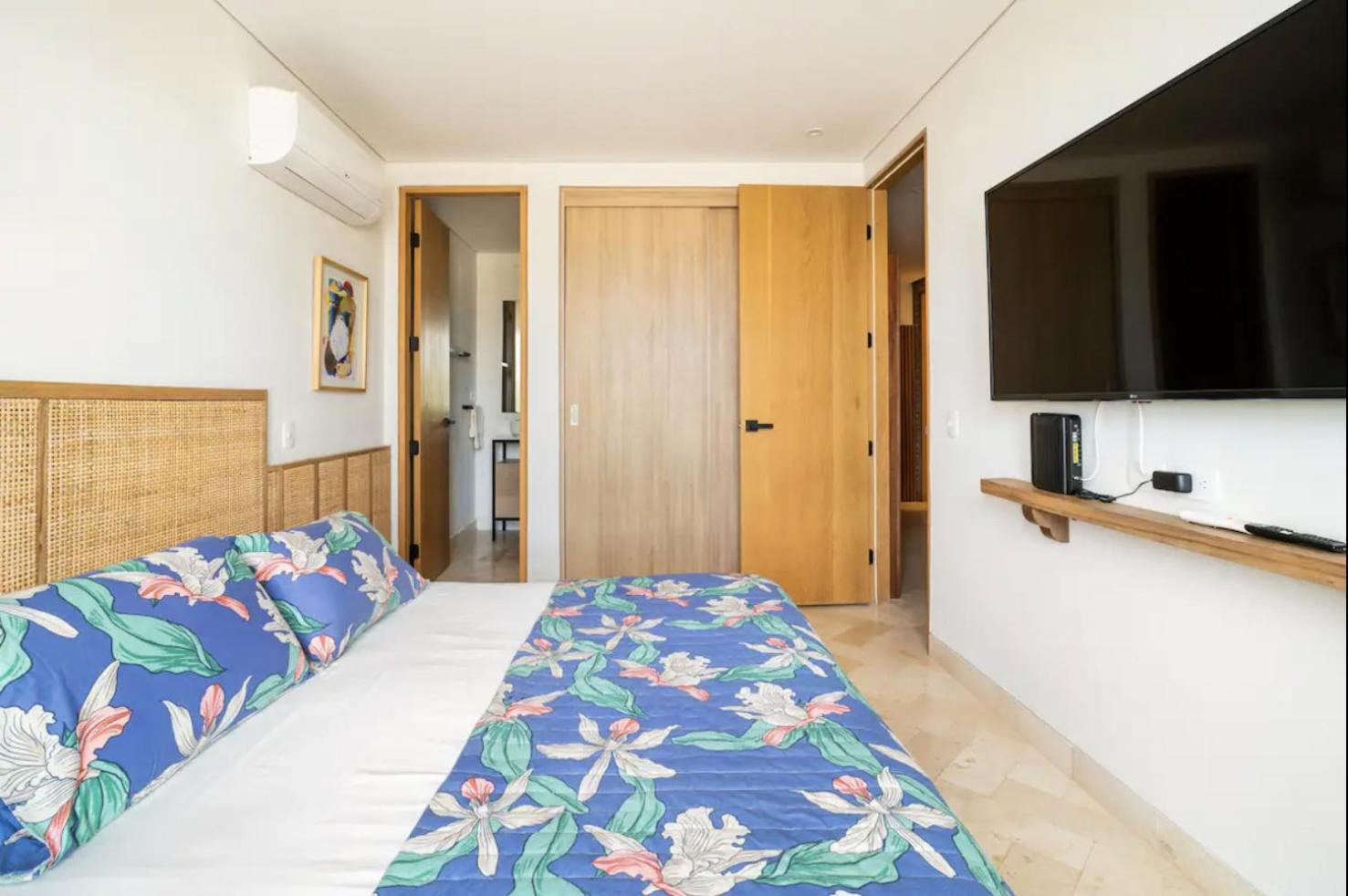 Sunny New In The Old Cartagena